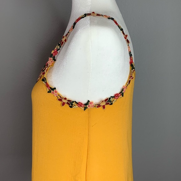 Embroidered flower strap tank top - Picture 5 of 6